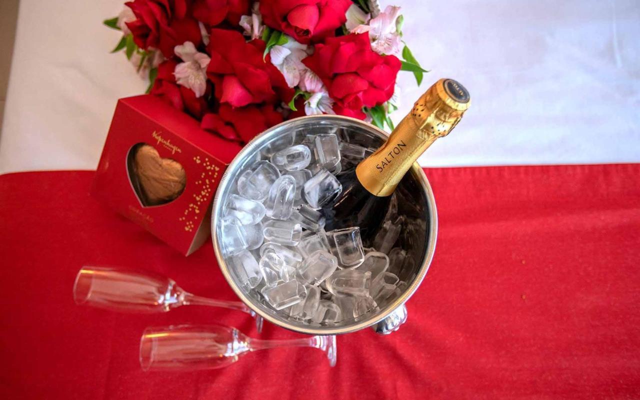 Cullinan Hplus Premium Brasilia Exterior foto Champagne in a champagne bucket