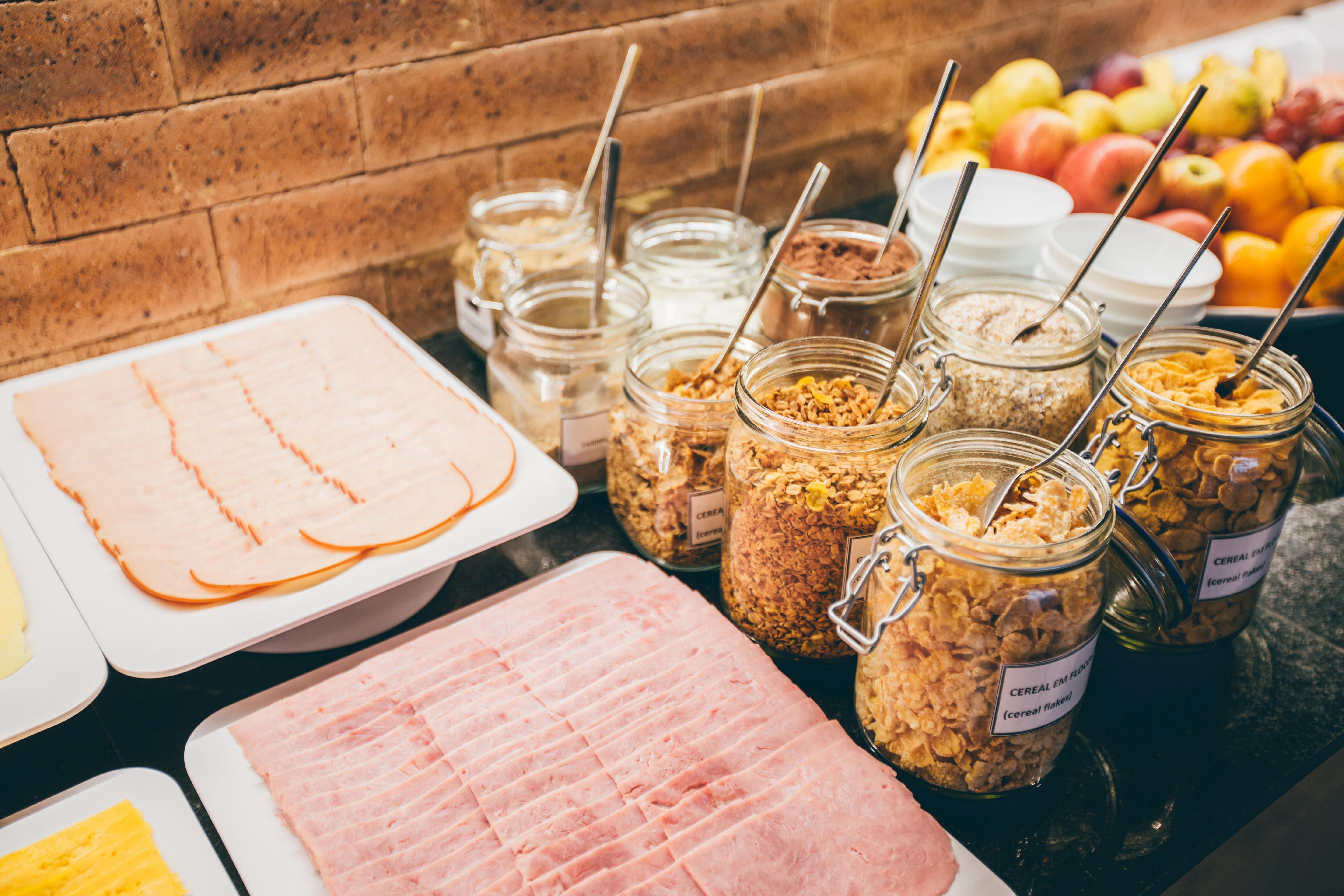 Cullinan Hplus Premium Brasilia Exterior foto Müsli and ham at a breakfast buffet
