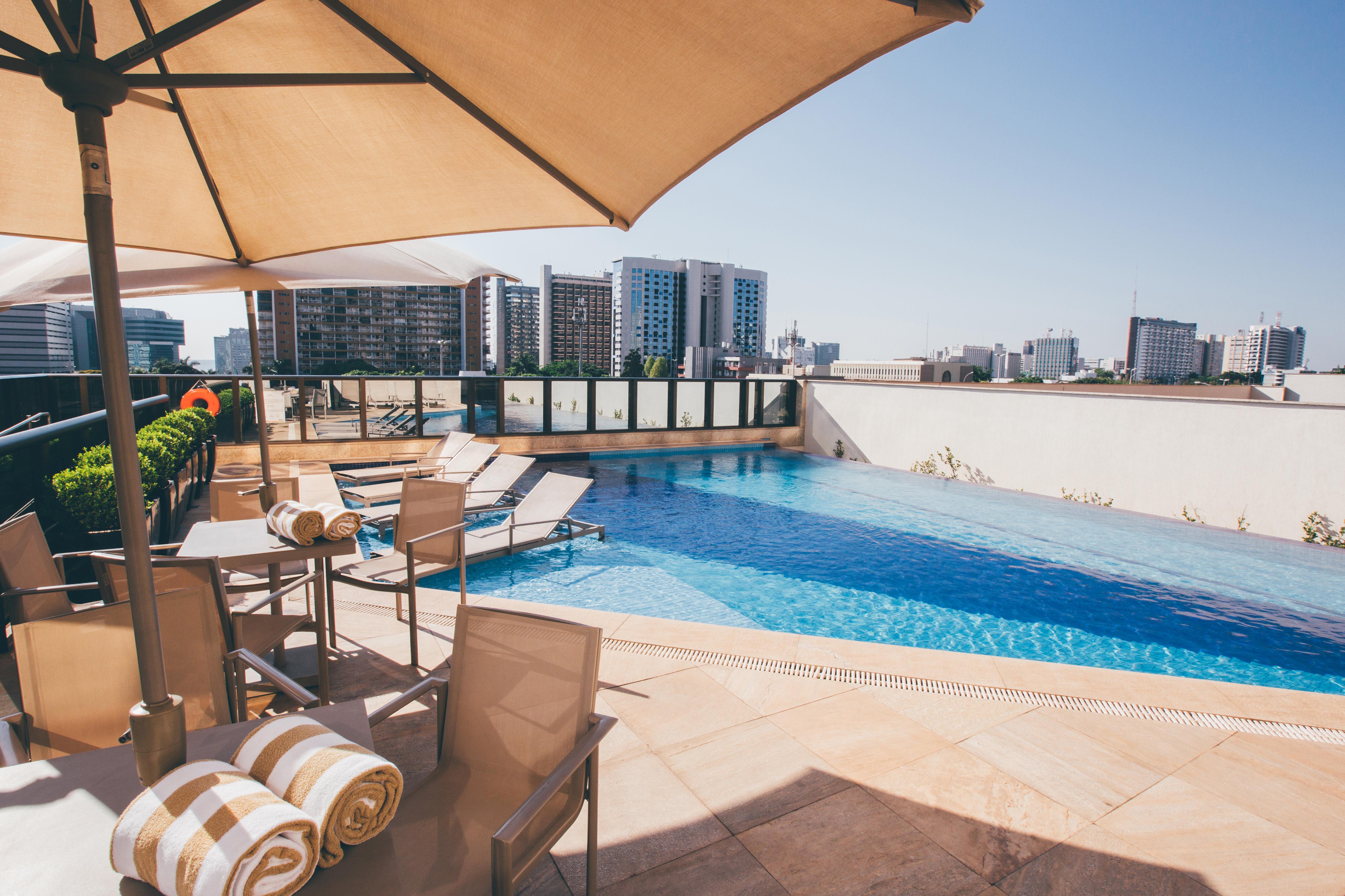 Cullinan Hplus Premium Brasilia Exterior foto Rooftop pool at the hotel